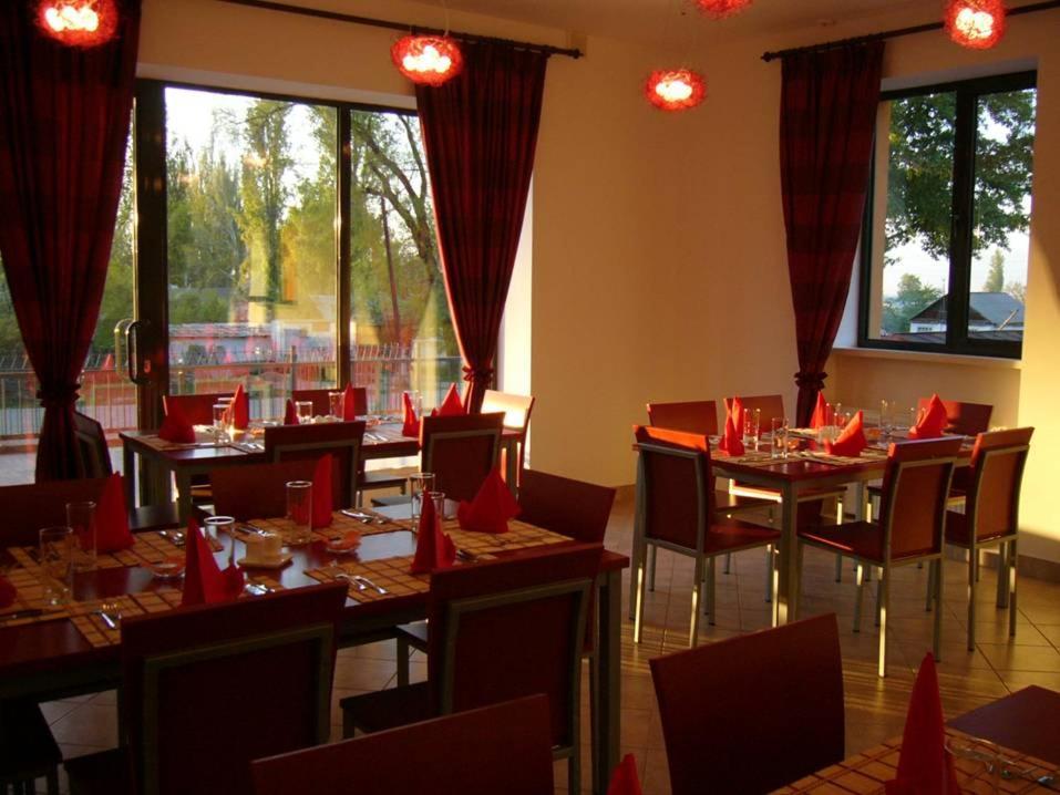 Amir Hotel Каракол Екстер'єр фото