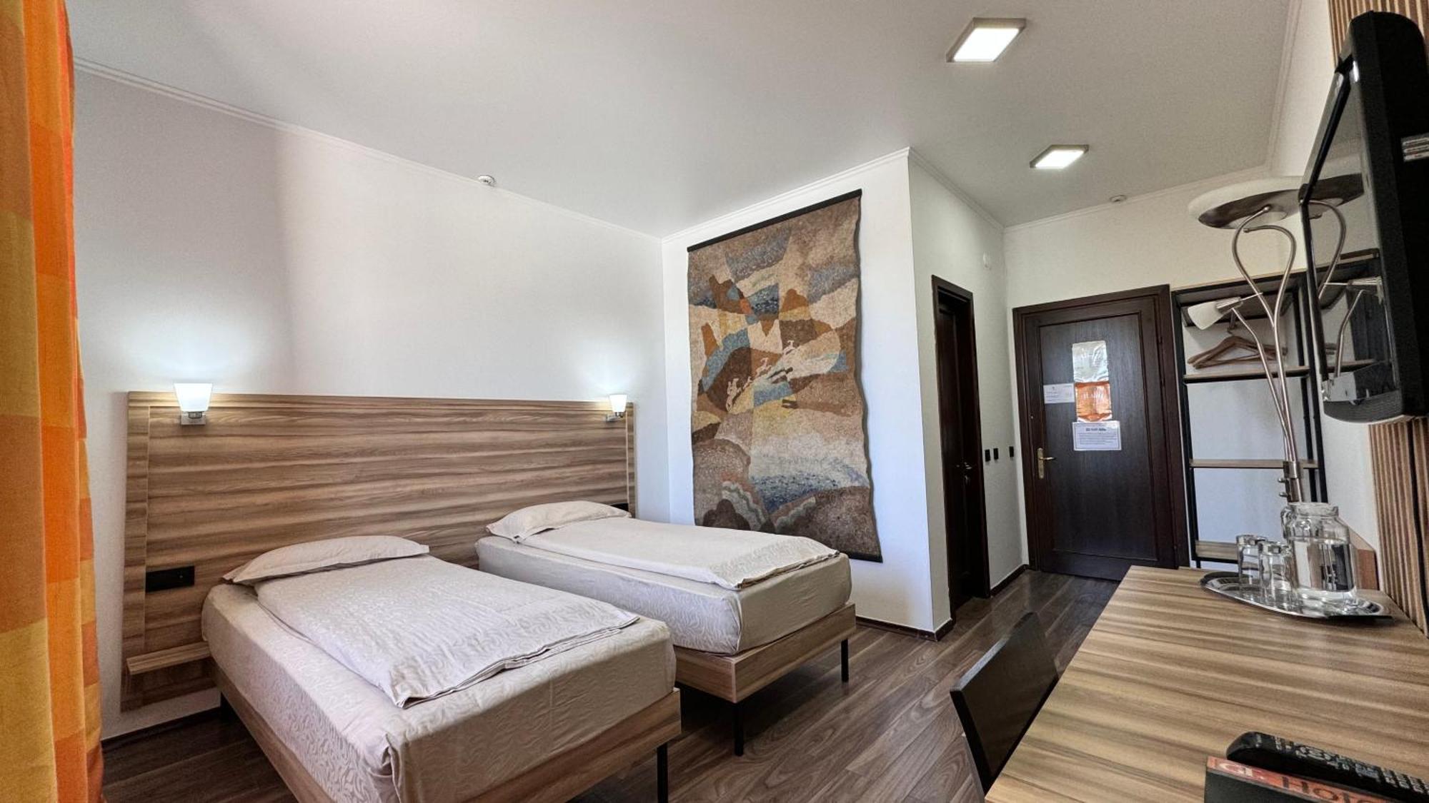 Amir Hotel Каракол Екстер'єр фото