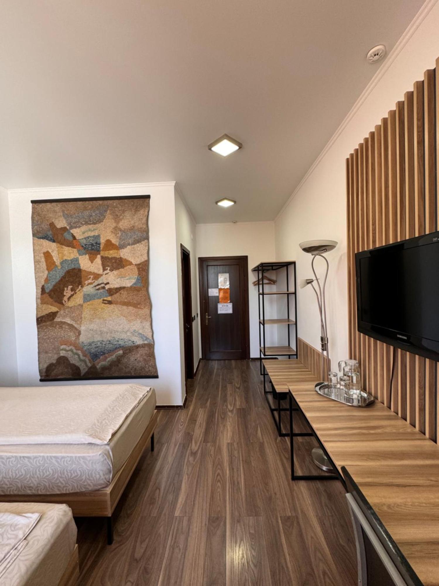 Amir Hotel Каракол Екстер'єр фото