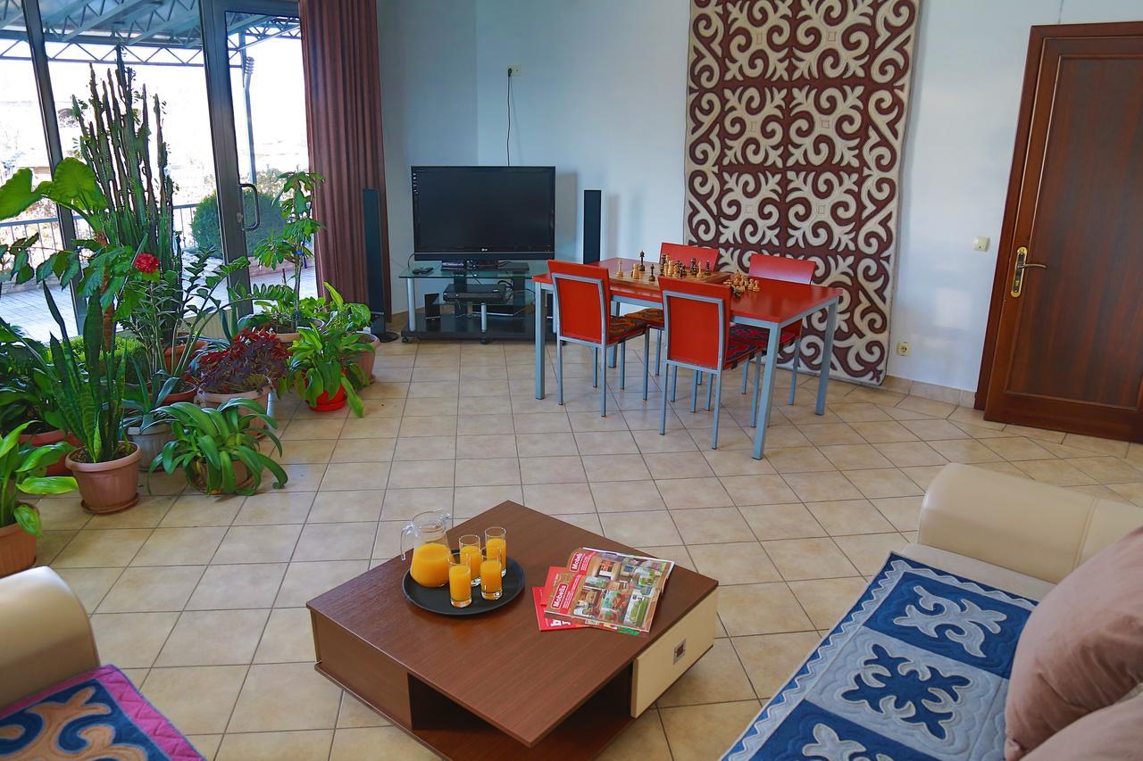 Amir Hotel Каракол Екстер'єр фото